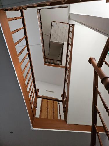 - un escalier dans une maison avec un miroir dans l'établissement Pension an der Zeche, à Essen