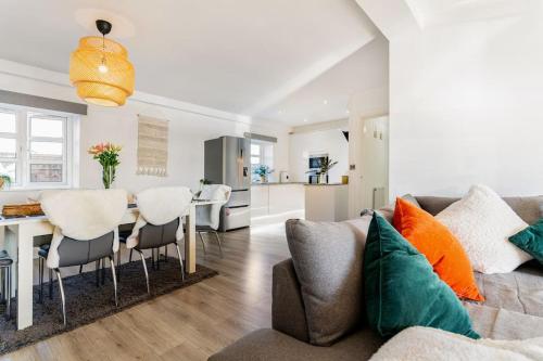 sala de estar con sofá y mesa con sillas en Stunning Ground Floor Hartlepool Marina Apartment en Hartlepool