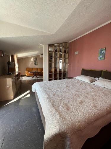 una camera con un grande letto di Villa SHU a Kotor Regione