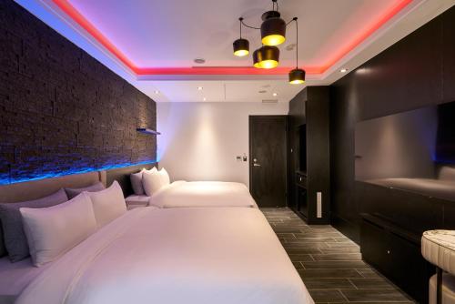 a bedroom with a large white bed with a led lighting at 和陽行館 Villa Bon Moment in Dayuan