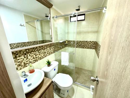 a bathroom with a toilet and a sink and a shower at Apartamento 205 torre C Reserva de la Colina La Tebaida Quindio in La Tebaida