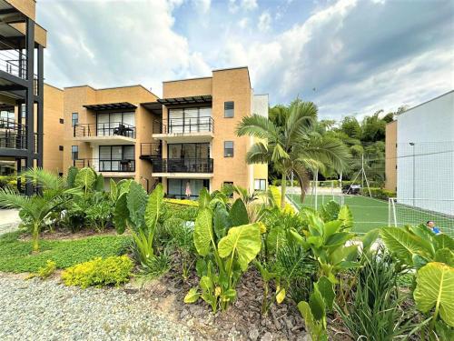 a building with a tennis court in front of it at Apartamento 205 torre C Reserva de la Colina La Tebaida Quindio in La Tebaida