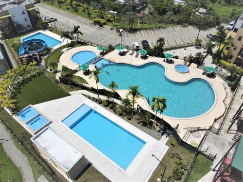 an overhead view of a large swimming pool at Apartamento 205 torre C Reserva de la Colina La Tebaida Quindio in La Tebaida