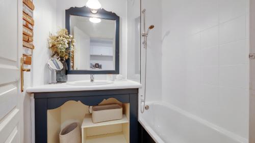 une salle de bain avec un lavabo et un miroir dans l'établissement Le PTIT PARADIS, piscine - tennis, aux Issambres