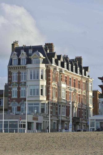 a large building sitting on top of a beach at Chambres d'hotes Villa Faidherbe B&B in Dunkerque