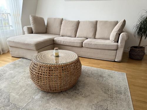 sala de estar con sofá y mesa de centro en Comfy apartment near La Defense - West of Paris en La Garenne-Colombes