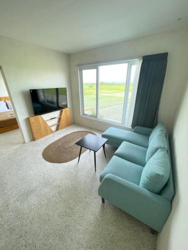TV a/nebo společenská místnost v ubytování TANAWU AIRPORT HOTEL LOMBOK