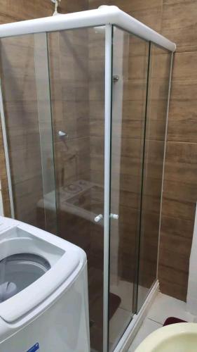 y baño con cabina de ducha y aseo. en Apartamento Lapa, en Río de Janeiro