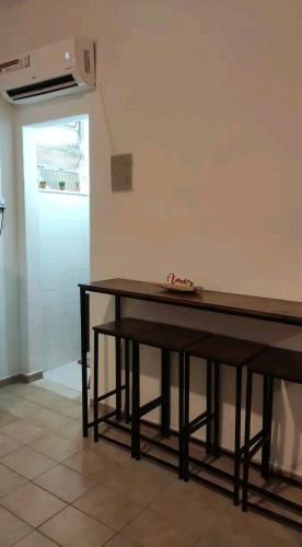 una mesa de madera con un banco en una habitación en Apartamento Lapa, en Río de Janeiro