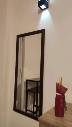 un espejo en una pared con una mesa delante en Apartamento Lapa, en Río de Janeiro