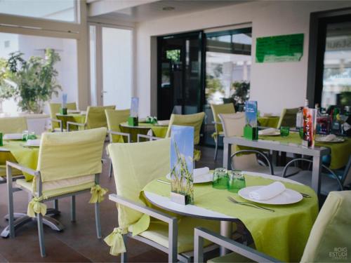 Restaurace v ubytování Hotel L'Algadir del Delta