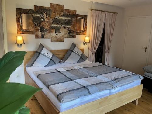ケーニヒスヴィンターにあるFerienwohnung Königswinterのベッドルーム1室(大型ベッド1台、枕2つ付)