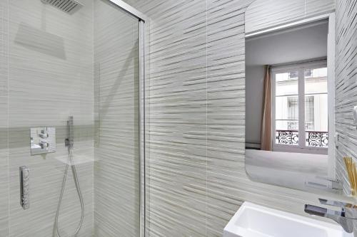 Bilik mandi di Appartement spacieux et lumineux à Montorgueil