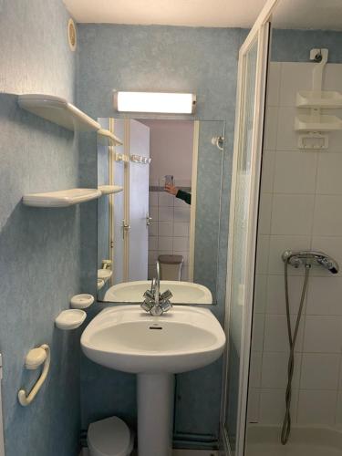 uma casa de banho com um lavatório e um chuveiro em Maisonnette dans résidence vacances, à 200m de la plage draps et linge de maison non fournis em Bretignolles-sur-Mer
