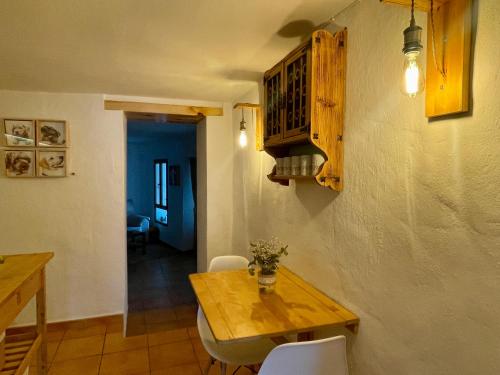 a dining room with a wooden table and chairs at Alojamiento La Casa del Pintor in Almonaster la Real