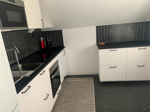 Una cocina o zona de cocina en Big apartment in Stockholm city