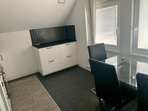 ストックホルムにあるBig apartment in Stockholm cityのデスク、椅子2脚、テーブル付きのオフィス