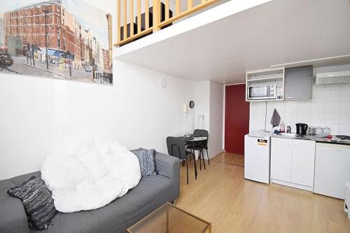 Beau studio mezzanine meublé