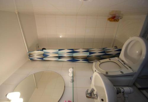 ein kleines Bad mit WC und Waschbecken in der Unterkunft Beau studio mezzanine meublé in Courbevoie