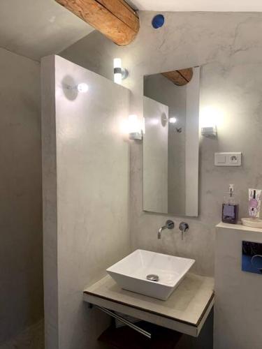 une salle de bain avec un lavabo blanc et un miroir dans l'établissement Dreamy guesthouse amidst a marvellous property, à Caromb