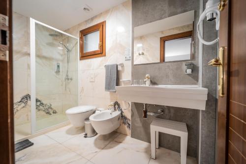 een badkamer met een wastafel, een toilet en een douche bij SAHERA HOTEL Boutique in Telde