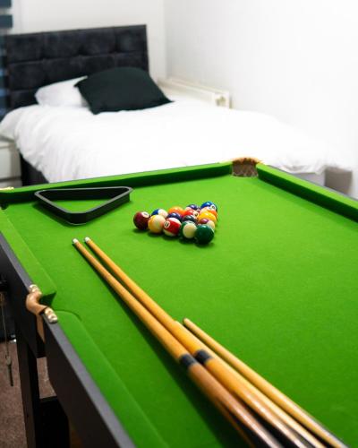 Gallery image of Spacious House - City Centre - Perfect for Contractors & Families - 3 Bed House - Pool Table & Parking! in Reading
