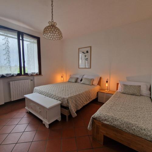 1 dormitorio con 2 camas y ventana en Residenza Vittoria, en Bagnolo San Vito