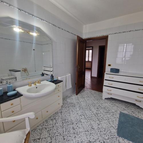 Baño blanco con lavabo y espejo en Residenza Vittoria, en Bagnolo San Vito