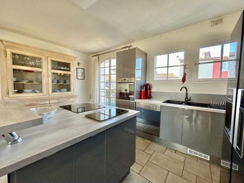 une cuisine avec un évier et un plan de travail dans l'établissement Port Grimaud le Grand Pin, à Grimaud