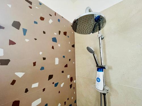 a shower with a wall with hearts on it at MAVÌ in Leverano