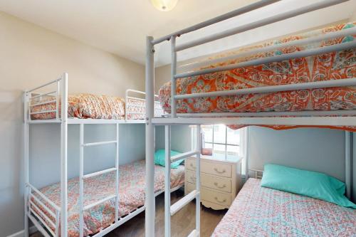 een slaapkamer met 2 stapelbedden in een kamer bij The Hornet's Nest in Surf City