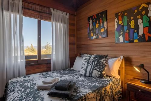 a bedroom with a bed with towels on it at Casa dos Imbês - Frente ao Mar in Barra de Ibiraquera