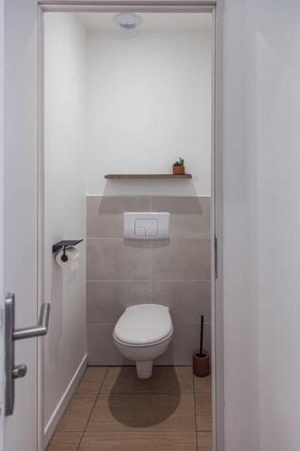 une salle de bain avec des toilettes blanches dans une chambre dans l'établissement L’Abstrait-gare/centre, neuf, tout équipé, à Châteauroux