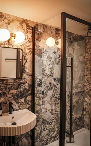 a bathroom with a sink and a mirror at Daylily Cottage - Two Bedroom Georgian Cottage in Central Bath in Bath
