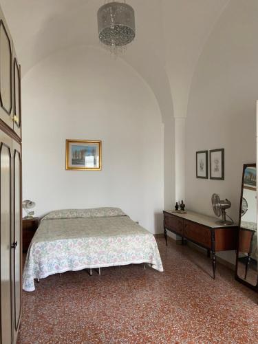 - une chambre avec un lit et une table dans l'établissement Soggiorno nel cuore della Puglia, à Copertino