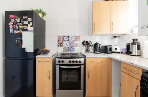 Majoituspaikan Private bedroom in London Euston keittiö tai keittotila