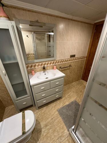 y baño con lavabo, aseo y espejo. en Nerja's center Apartment, en Nerja