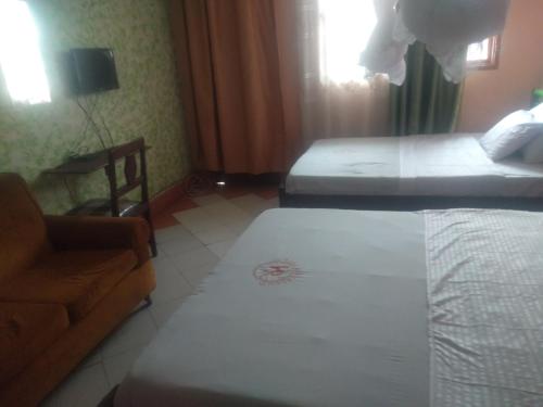 Łóżko lub łóżka w pokoju w obiekcie Riversand 2nd floor private suite with lake views,WI FI & balcony