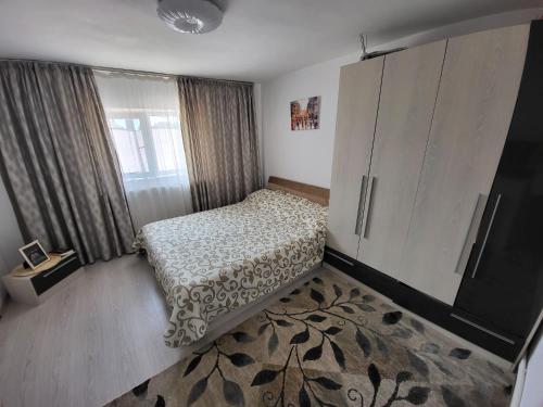 - une chambre avec un lit et une grande armoire dans l'établissement Casa Eva și Ioan, à Corbu