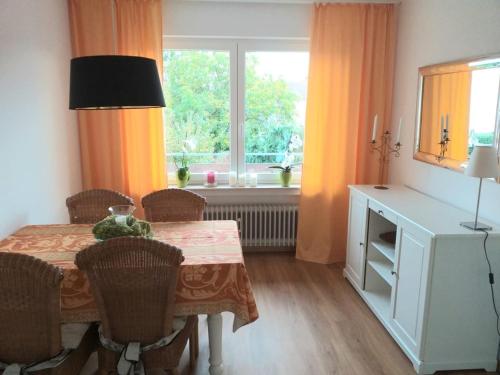 a dining room with a table and chairs and a window at Helle 4 ZKB mit Balkon in Wittlich in Wittlich