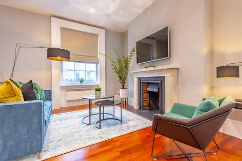 a living room with a couch and a fireplace at Luxury Spacious Flat For 4 Guests & Free Parking in Nottingham