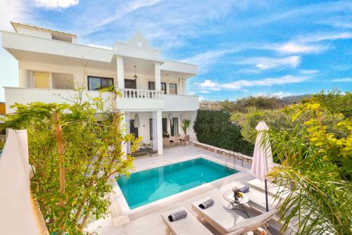 Bazén v ubytování Mikaela's Pool House nebo v jeho okolí