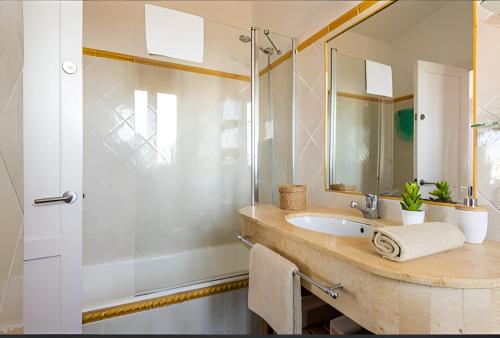 uma casa de banho com um lavatório e um chuveiro em Villa Roxana em Es Castell