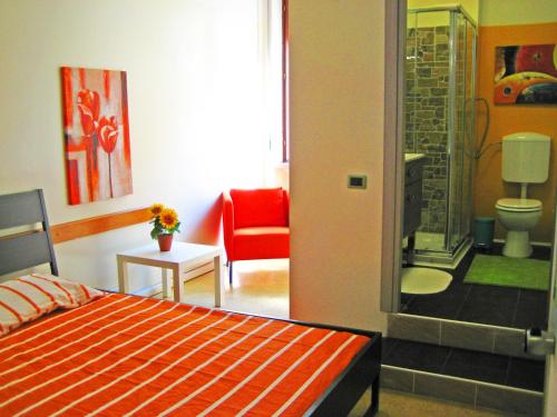 Camera con letto e bagno con doccia. di Panda Hostel a Milano