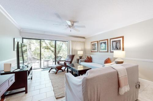 Posezení v ubytování Updated, ground-floor condo in Amelia Island Plantation with patio & pool access