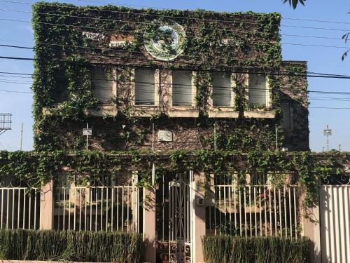 un vecchio edificio con l'edera che cresce sopra. di Body & Mind Beautiful - Suites Elegantes e Charmosas a Franca