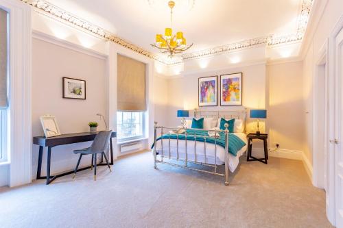 a bedroom with a bed and a desk and a piano at Luxury Spacious Flat For 4 Guests & Free Parking in Nottingham