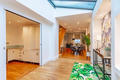 an open living room with a dining room and a kitchen at Luxury Spacious Flat For 4 Guests & Free Parking in Nottingham