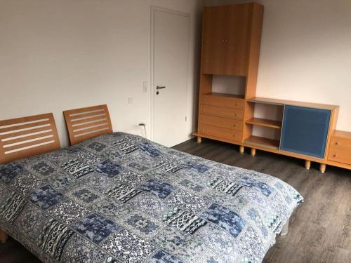 ein Schlafzimmer mit einem Bett und einer Kommode in der Unterkunft Exklusive Penthouse-Wohnung mit Blick über Marburg in Marburg an der Lahn