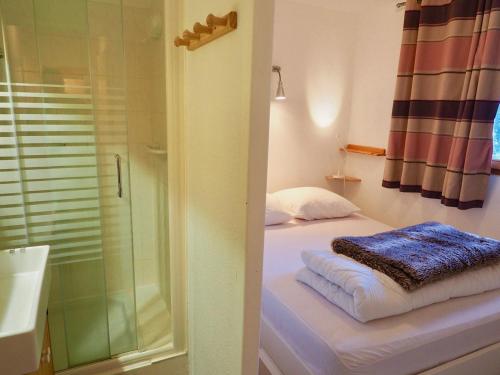 Cette petite chambre comprend un lit et une douche. dans l'établissement Appartement Valfréjus, 4 pièces, 8 personnes - FR-1-468-34, à Valfréjus
